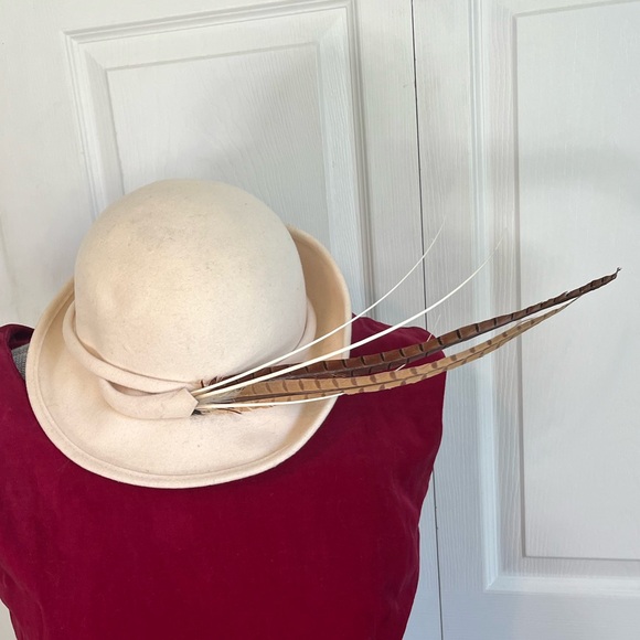 Elegant Cream Mr John Vintage Wool Felt Hat with Pheasant Feather Detail - Picture 8 of 9